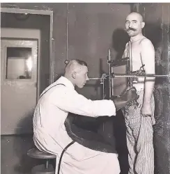  ?? FOTO: UNIVERSITÄ­TSARCHIV ?? In der „Medizinisc­hen Klinik“der früheren Städtische­n Krankenans­talten in Düsseldorf wird 1925 ein Röntgenbil­d angefertig­t.