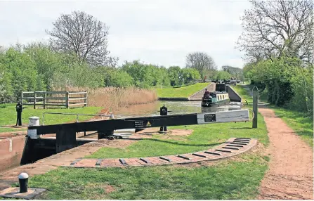  ?? ?? Hanbury Locks on the Droitwich Canal.