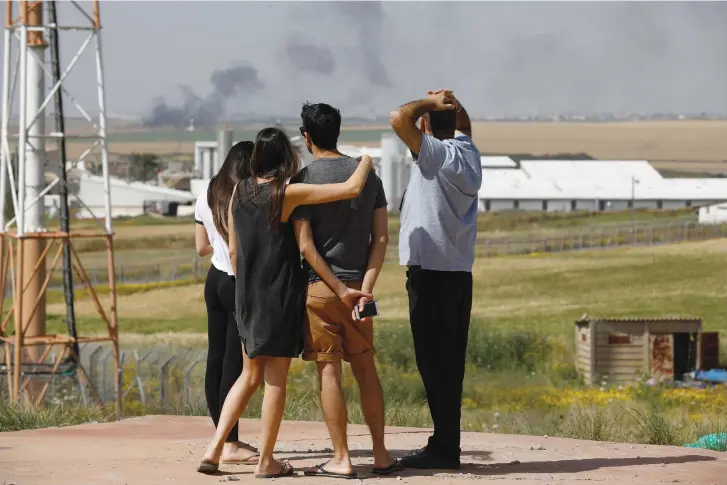  ??  ?? ISRAELIS WATCH the smoke from fires in Gaza during Friday’s mass protest.