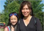  ??  ?? Lilly Zhang, 10, och Yan Sang, 35:
– Att det är varmt och att man kan bada, säger Lilly.