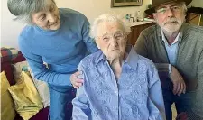  ?? ?? Insieme Angela Tiraboschi, la donna più anziana d’Italia. È morta a 112 anni nella sua Bergamo. Nella foto (Ansa) assieme a due dei suoi quattro figli, Maria e Roberto. La «nonna d’Italia» lascia anche un nipote e due pronipoti