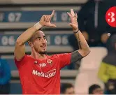  ?? ANSA/GETTY IMAGES ?? 1 Il gruppo viola festeggia la vittoria sul campo del Sassuolo, la seconda in trasferta dopo quella di San Siro contro il Milan 2 Il vantaggio segnato nel primo tempo dal Sassuolo con una splendida azione di Boga 3 La dedica a Ribery di Castrovill­i dopo il pareggio