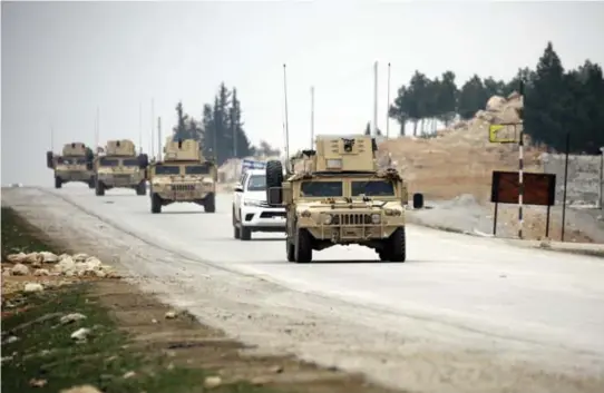  ?? © afp ?? Amerikaans­e humvees observen de strijd rond de stad Manbij.