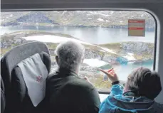  ?? FOTOS: BERND F. MEIER/DPA ?? Auf der Zugfahrt zwischen Finse und Myrdal.