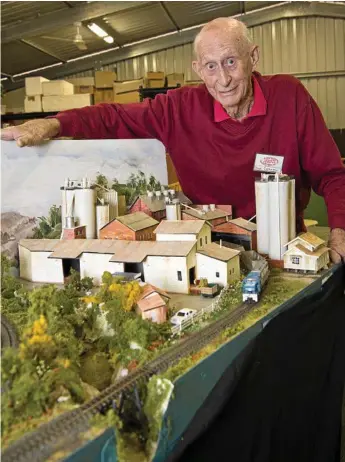  ?? Photo: Kevin Farmer ?? MODEL MAKER: Doug Clarkson with the Toowoomba Model Railway Club’s display at the Heritage Bank Toowoomba Royal Show. TOM GILLESPIE