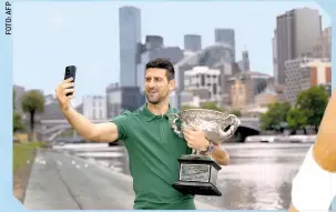  ?? ?? Novak posa orgulloso con su décimo trofeo australian­o, el cual obtuvo en su final número 10 del primer Grande del año.