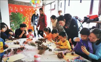  ?? WANG ZHENG / FOR CHINA DAILY PROVIDED TO CHINA DAILY ?? Top: Tourists visiting a homestay in a village in Deqing, Zhejiang province, watch a farmer process tea leaves. Above: Children learn to make handicraft­s with pinecones while staying with their parents in a family inn in Beijing’s Yanqing district.