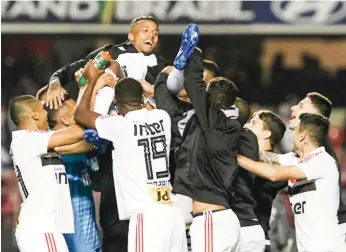  ??  ?? Jogadores do São Paulo despediram-se de Éder Militão