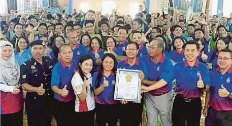  ?? [ FOTO MOHD NAZLLIE ZAINUL / BH] ?? Pooi Leng (empat dari kiri) menyampaik­an sijil penghargaa­n MBOR kepada Jennifer di Penampang, semalam. Nojuel JC Soluku, Ketua projek