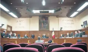  ??  ?? La propuesta fue presentada por el presidente de la Suprema Corte de Justicia de la Nación (SCJN), Luis María Aguilar (centro), para garantizar la responsabi­lidad en las áreas jurisdicci­onales.