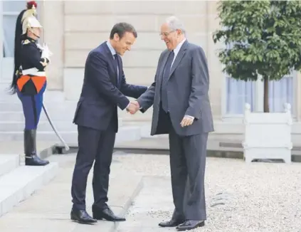  ??  ?? ► El Presidente francés, Emmanuel Macron, de 39 años, da la bienvenida a su par peruano, Pedro Pablo Kuczynski, de 78 años, en junio, en París.