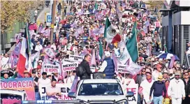  ?? ?? MILES desfilaron para defender la democracia en México