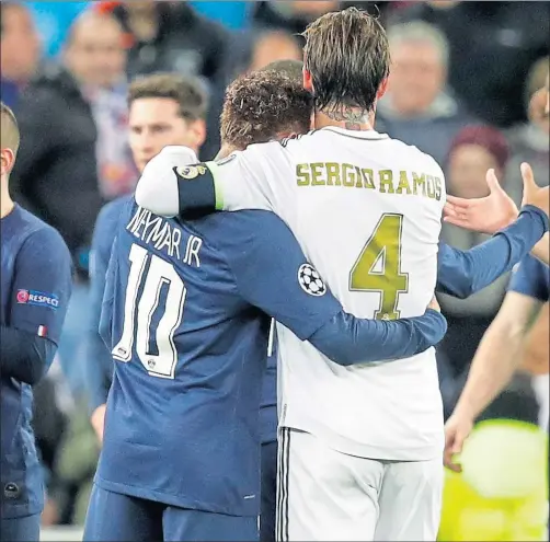  ??  ?? Ramos y Neymar se abrazan tras el Real Madrid-PSG de la Champions jugado en noviembre de 2019.