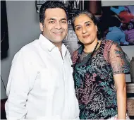  ??  ?? Rajesh Kripalani with his gorgeous wife, Neha Kripalani.