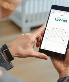  ?? Foto: Aktiia, dpa ?? Mit einer App lassen sich die Daten des Armbands auslesen.