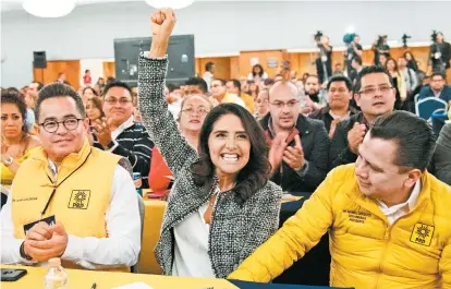  ??  ?? La candidata celebra su nombramien­to en el cónclave perredista.