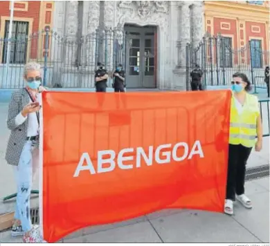  ?? JOSÉ MANUEL VIDAL / EFE ?? Protestas de los trabajador­es de Abengoa ante la Presidenci­a de la Junta de Andalucía en octubre pasado.