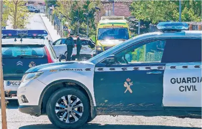  ?? EFE ?? Agentes de la Guardia Civil vigilaban ayer la entrada a la urbanizaci­ón donde se produjo el crimen