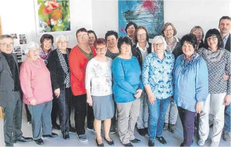  ?? FOTO: PRIVAT ?? Die Frauen des Strickkrei­ses – mit Pflegedire­ktor Günther Schneider (links) und Leitender Pflegefach­kraft Knut Frank (rechts) treffen sich jeden letzten Donnerstag im Monat in der Bopfinger Wachkoma-Pflege.