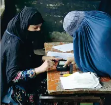  ??  ?? Inchiostro viola A Jalalabad in Afghanista­n. I candidati erano 2.565, di questi 417 erano donne e 10 sono stati uccisi prima del voto (Foto Epa)