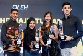  ??  ?? Well done: (from left) S. Thavanesva­ran, Nur Azlia Syafinaz Mohd Zais, Koi Sie Yan and Welson Sim showing off their awards.