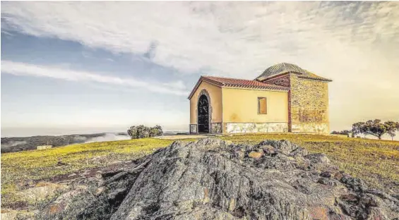  ?? PEDRO CEBALLOS PEDRO CEBALLOS ?? Santa Bárbara. La puesta del sol desde esta ermita es una de las más hermosas del mundo.