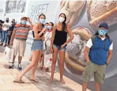  ?? SETH WENIG/ AP ?? Customers wearing face masks wait in line to enter a store at Garden State Plaza in Paramus, N.J.