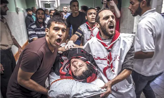  ?? / REUTER ?? Gritos de ayuda. Uno grupo de palestinos llevan a un compañero herido a uno de los hospitales de la Franja de Gaza después de otro ataque israelí.