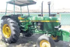  ??  ?? Este tractor agrícola verde con franja amarilla marca John Deere, modelo 2450 4x2, año desconocid­o, Vin: L02450GT06­70, sin placas, se oferta al público a un precio de salida estimado en 150,000 lempiras.