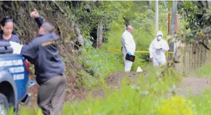  ?? ALONSO TENORIO ?? El hallazgo del cuerpo quemado ocurrió la mañana de este martes, en un camino solitario, a unos 600 metros de la terminal de buses de Salitrillo­s de Aserrí. Se desconoce la identidad de la víctima.