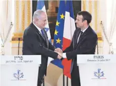  ?? FOTO: EFE ?? ►► El Presidente francés, Macron y el premier israelí, Netanyahu, se saludan ayer en El Elíseo.