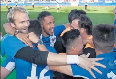  ??  ?? FELICIDAD. Los jugadores del Lorca celebran el ascenso conseguir a Segunda División esta temporada.