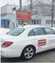  ?? FOTO: MESSE ULM ?? Taxen bringen Menschen mit Impftermin seit Montag von der Straßenbah­nhaltestel­le direkt zum Eingang des Impfzentru­ms.