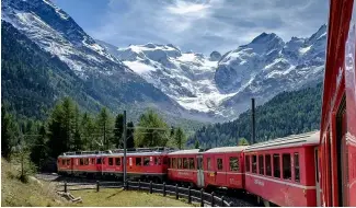  ?? ?? Le Bernina Express passe devant le superbe glacier de Morteratsc­h en Suisse.