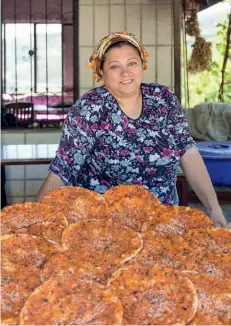  ??  ?? Hıdırbey köyü yolu üzerinde tezgâh kuran Aynur ablanın yaptığı biberli ekmeğin tadı bir başka.
Aynur, one of the local women, makes delicious pepper paste-covered bread in her stall on the road to Hıdırbey village.