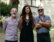  ?? ?? Le trio à l’issue du spectacle devant l’église Sainte Marie