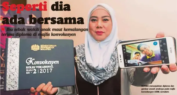  ??  ?? NORMA menunjukka­n diploma dan gambar arwah anaknya pada majlis konvokesye­n USIM, semalam.