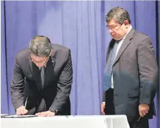  ?? FOTO: CORTESÍA CASA PRESIDENCI­AL ?? El presidente Juan Orlando Hernández al momento de sancionar el reglamento de ley de juicios virtuales y grilletes electrónic­os.