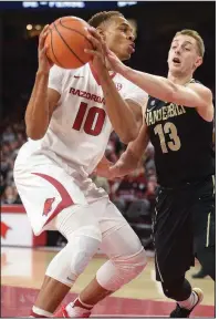  ?? NWA Democrat-Gazette/ANDY SHUPE ?? Arkansas’ Daniel Gafford (10) tries to put up a shot against the defense of Vanderbilt’s Riley LaChance during the Razorbacks’ 72-54 victory over the Commodores on Saturday at Walton Arena in Fayettevil­le. Gafford finished with 16 points.