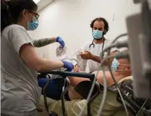  ??  ?? Abus. Prise en charge aux urgences du CHU de Toulouse. L’établissem­ent est celui qui reçoit le plus de patients en « nuit profonde » (de minuit à 8 heures).