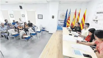  ?? ?? La reunió amb voluntaris i organitzac­ions s’ha celebrat a la sala de formació de la prefectura de la Policia Local.