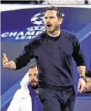  ??  ?? Chelsea manager Frank Lampard gives instructio­ns to his side
