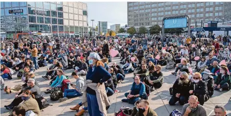  ?? FOTO: ZINKEN/DPA ?? Rund 2000 Gegner der Anti-Corona-Maßnahmen kamen am Sonntag auf dem Alexanderp­latz in Berlin zusammen.