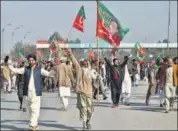  ?? REUTERS ?? Supporters of Imran Khan's Pakistan Tehreek-e-Insaf protest on the Peshawar-Islamabad motorway on Sunday.