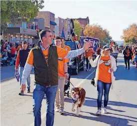  ?? [PHOTO BY BEN FELDER, THE OKLAHOMAN] ?? Republican gubernator­ial candidate Kevin Stitt walks the OSU homecoming parade route on Saturday.