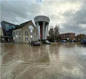 ?? FOTO BFM ?? Het plein aan de Jozef Reusenslei in Borsbeek is dinsdagnam­iddag volledig onder water gelopen.