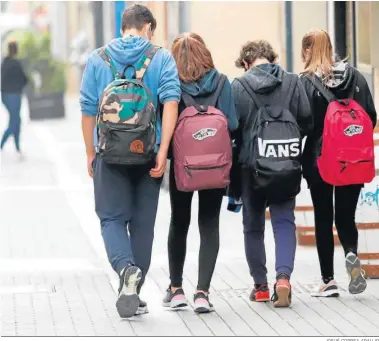  ?? JOSUÉ CORREA ARAUJO ?? Estudiante­s caminan por la calle.