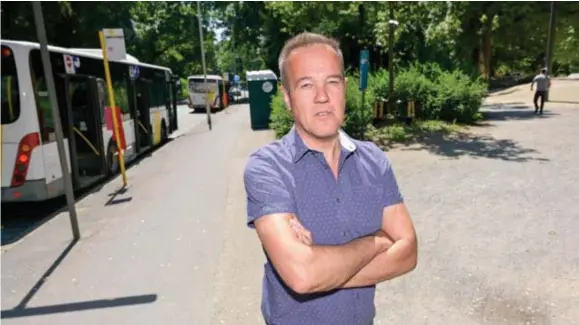  ?? FOTO PATRICK DE ROO ?? Luk Naveau, voorzitter van Stadscomit­é, wil dat alle bussen verdwijnen uit de Quinten Matsijslei, dus ook die van De Lijn.