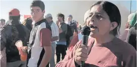  ??  ?? En la lucha. Una militante del Mocase arengando en una marcha.