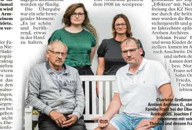  ?? ?? Charlotte Großmann von den Arolsen Archives (l., stehend) mit Familie Franz bei der Übergabe des Armbandes. Joachim Franz (v. l.) zusammen mit seinem Sohn Thomas und dessen Frau Yvonne